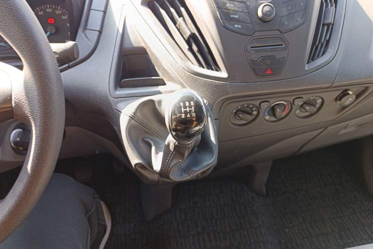 Used Ford Transit 2019 2.0T Gasoline Multi-Purpose Commercial Vehicle Short Wheelbase Low Roof 6-Seater China VI Standard
