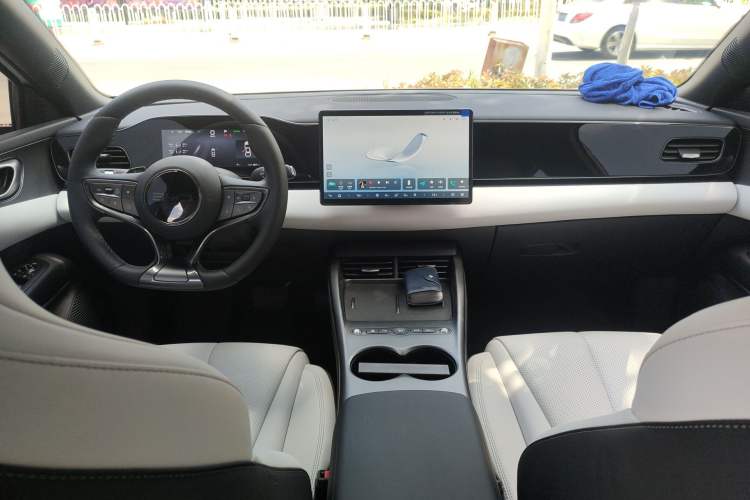 Used BYD Seal 06 New Energy 2025 EV 545KM Premium Edition Center Console