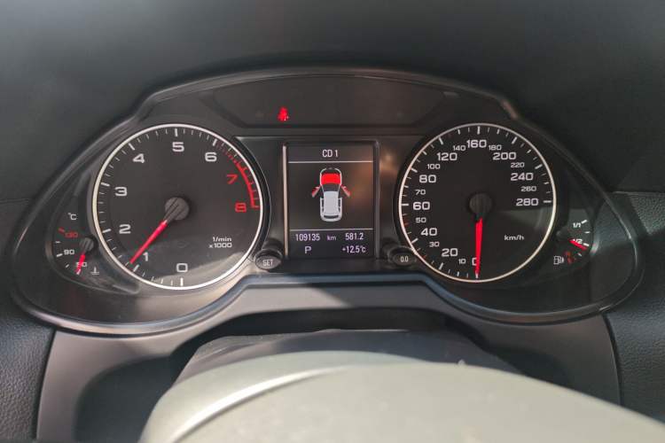 Used Audi Q5 2011 2.0TFSI Comfort Version Odometer Close Up