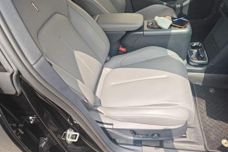 Used Lynk & Co Z20 2025 530 km Range Rear-Wheel Drive Max Right Front Seat