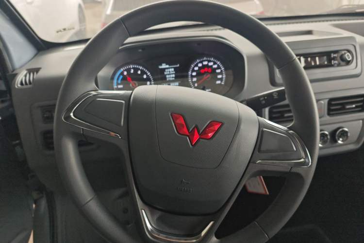 Used Wuling Yangguang 2024 300KM Comfort Version Passenger Van 75kW
