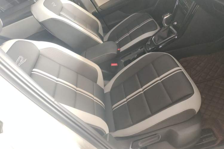 Used Volkswagen T-ROC 2023 300TSI DSG Two-Wheel-Drive Chen Guang Edition Right Front Seat