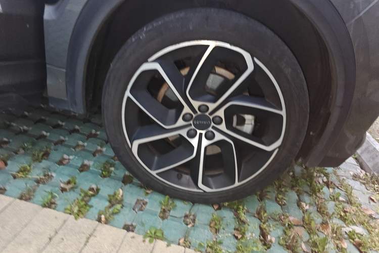 Used Lynk & Co 05 2020 2.0TD Two-Wheel Drive Shine Halo Right Front Wheel Hub