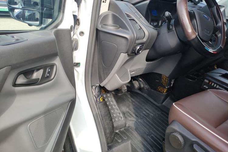 Used Ford Transit 2020 2.0T Diesel Multi-Function Commercial Vehicle Mid-Chassis Low-Roof Design with Dual Rear Doors Meeting China VI Emission Standards