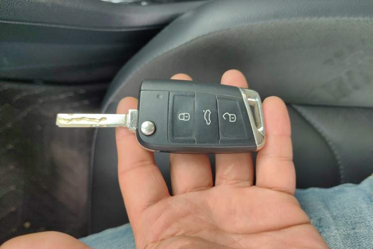 Used Volkswagen Tiguan L 2019 Revised Version 330TSI Automatic Two-Wheel Drive Panoramic Comfort Edition China V Standard Vehicle Key