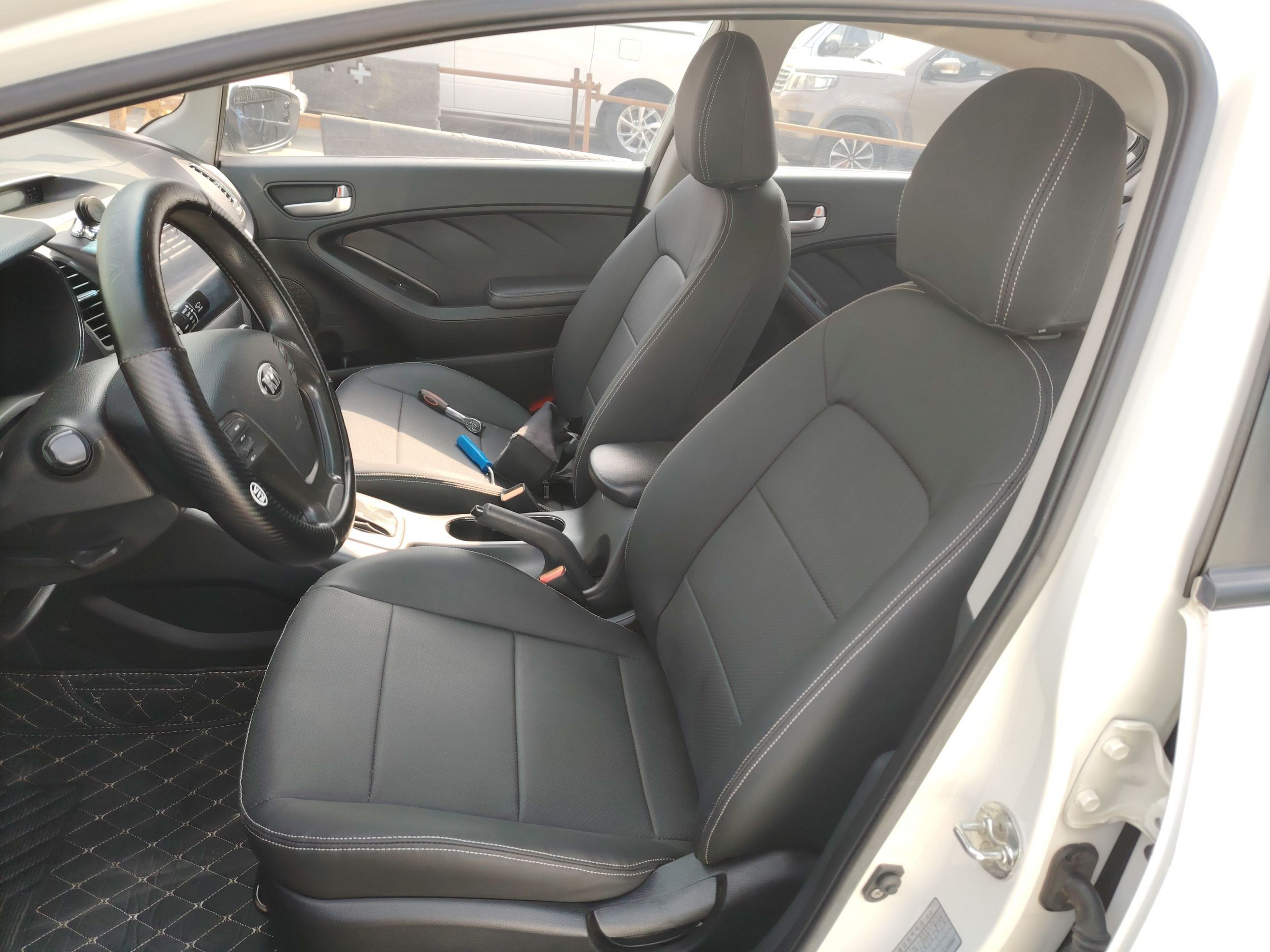 Переднее сиденье в автомобиле