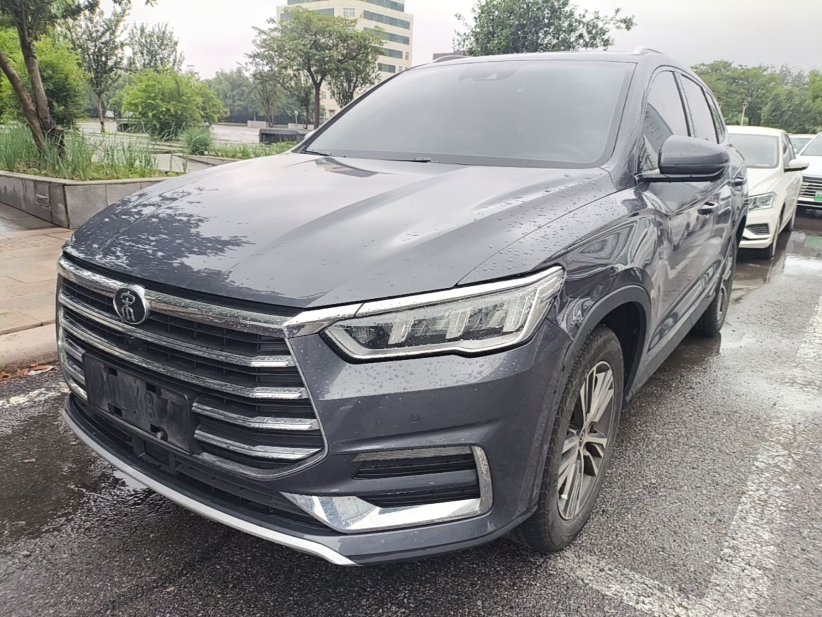 Под передней частью автомобиля