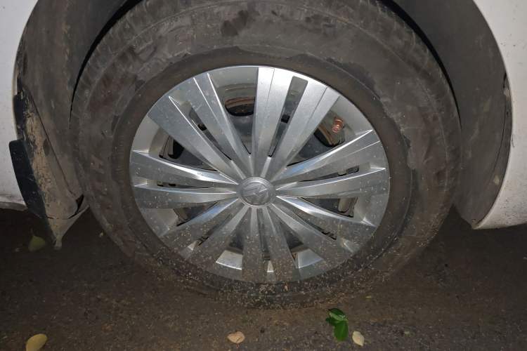 Used Volkswagen Jetta 2015 Zhuihui Edition 1.4L Manual Fashion Model Right Front Wheel Hub