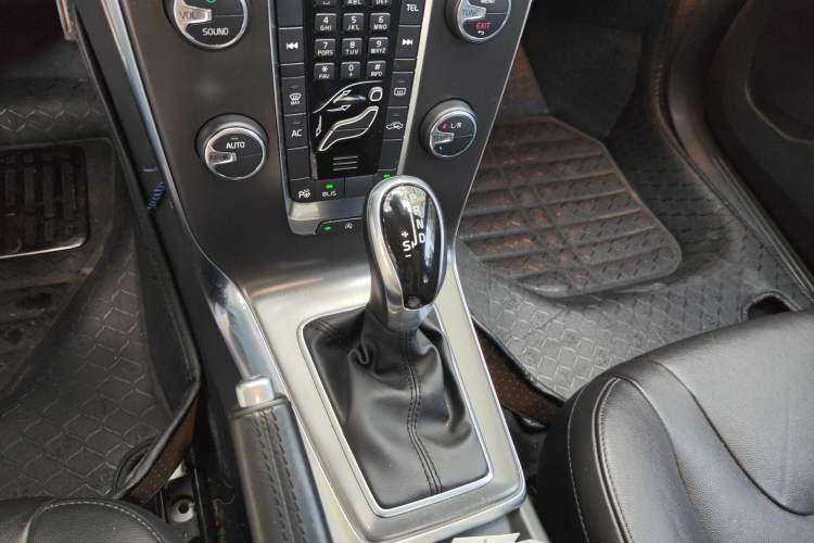 Used Volvo V40 2014 2.0T Zhiya Edition Gear Lever
