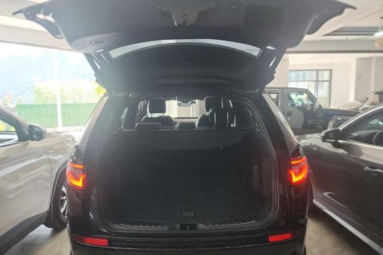 Used Land Rover Discovery Sport 2020 249 PS R-Dynamic Performance Edition Trunk