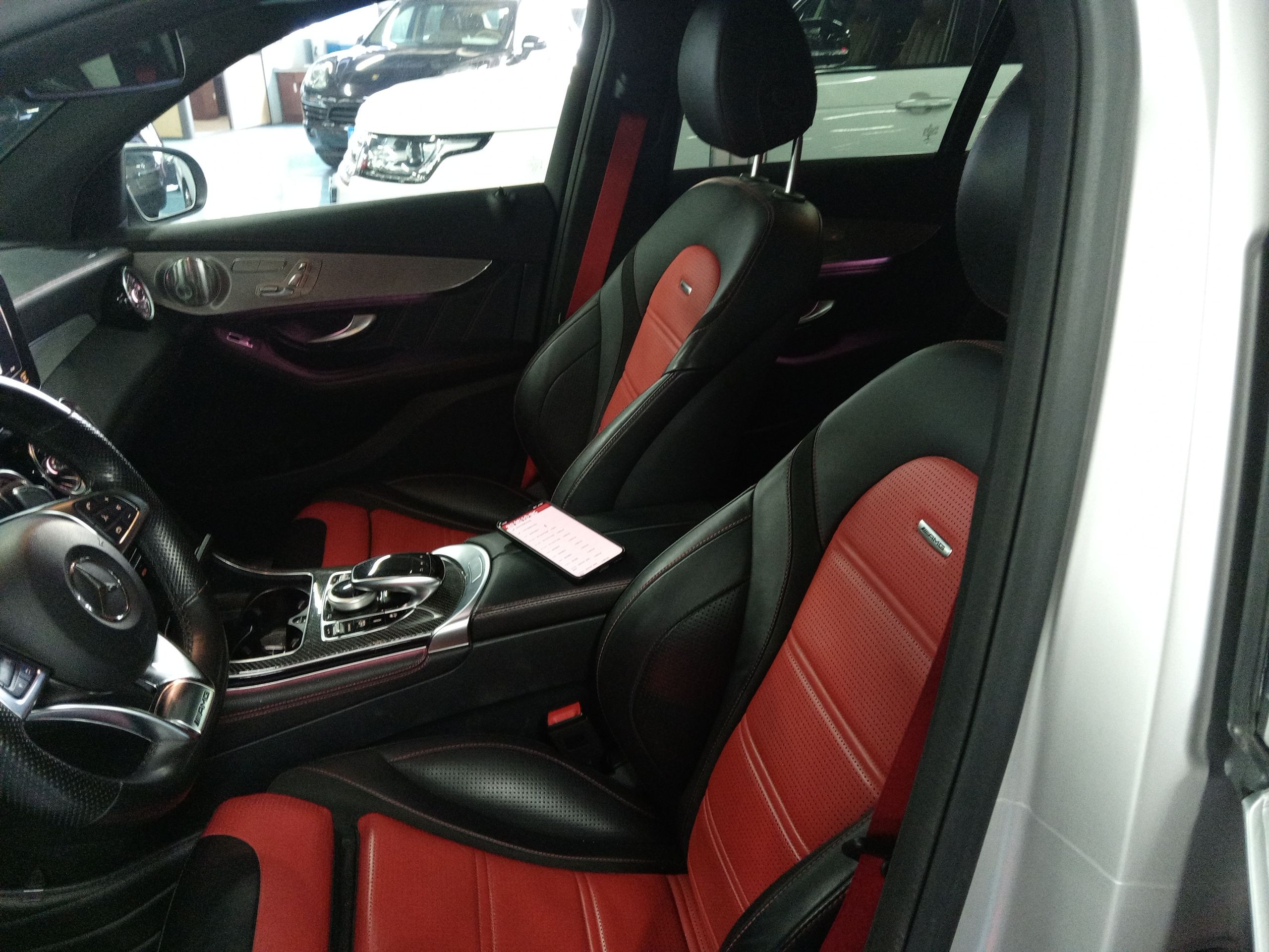 المقاعد الأمامية داخل السيارة