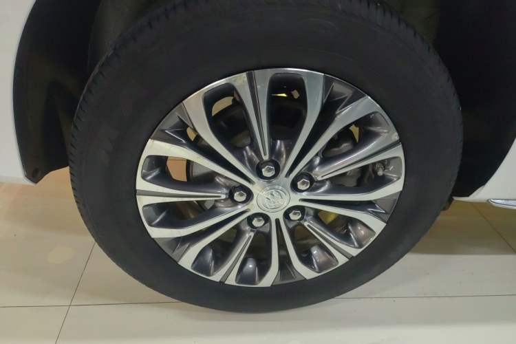 Used Buick GL8 2023 Facelifted Land Cruiser Executive Luxury Version
