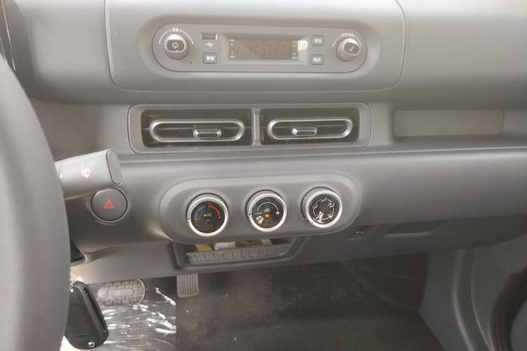 Used Wuling Zhiguang New Energy 2025 Model 305km Ambitious Edition Audio And AC Panel