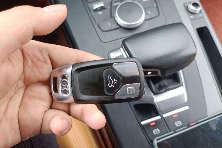 Used Audi Q5L 2018 40 TFSI Prestige Edition China VI Emission Standard Vehicle Key