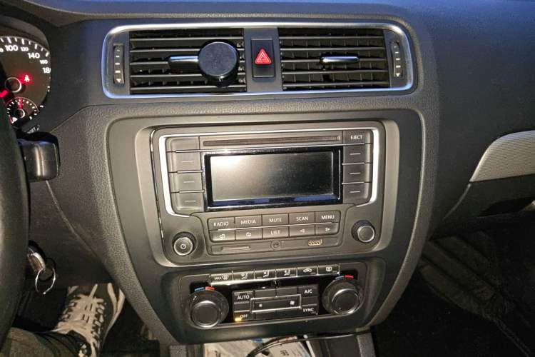 Used Volkswagen Sagitar 2012 1.4TSI Automatic Luxury Edition Audio And AC Panel