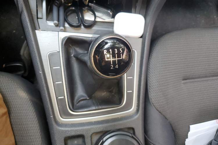 Used Volkswagen Golf 2016 230TSI Manual Comfort Version Gear Lever