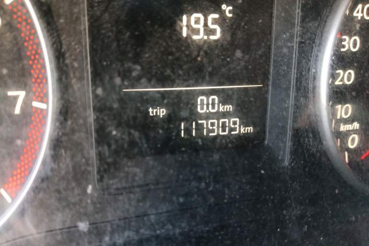 Used Volkswagen Touran 2013 1.4T Manual Fashion Edition 5 Seats Odometer Close Up