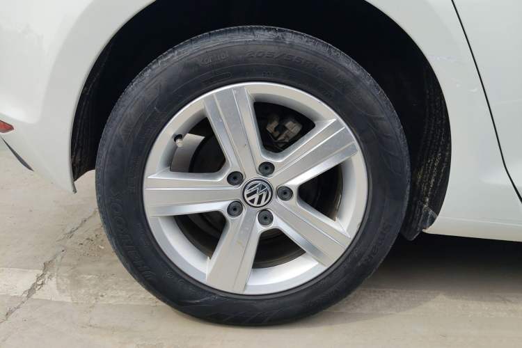 Used Volkswagen Golf 2015 1.4TSI Automatic Luxury Model Right Rear Wheel Hub