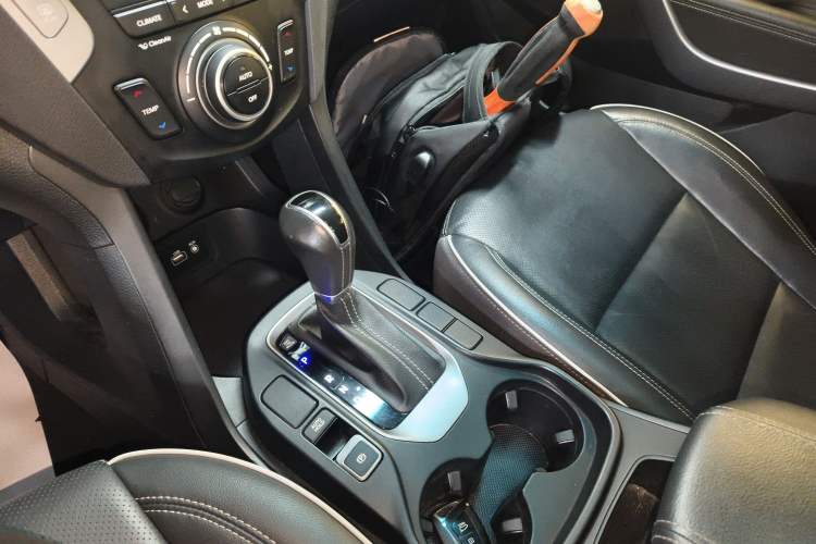 Used Hyundai Santa Fe 2017 2.4L Automatic Two-Wheel Drive Smart Version 5 Seats Gear Lever