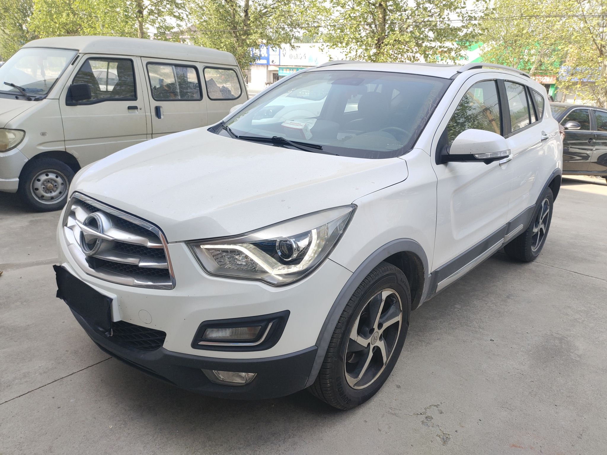 Под передней частью автомобиля