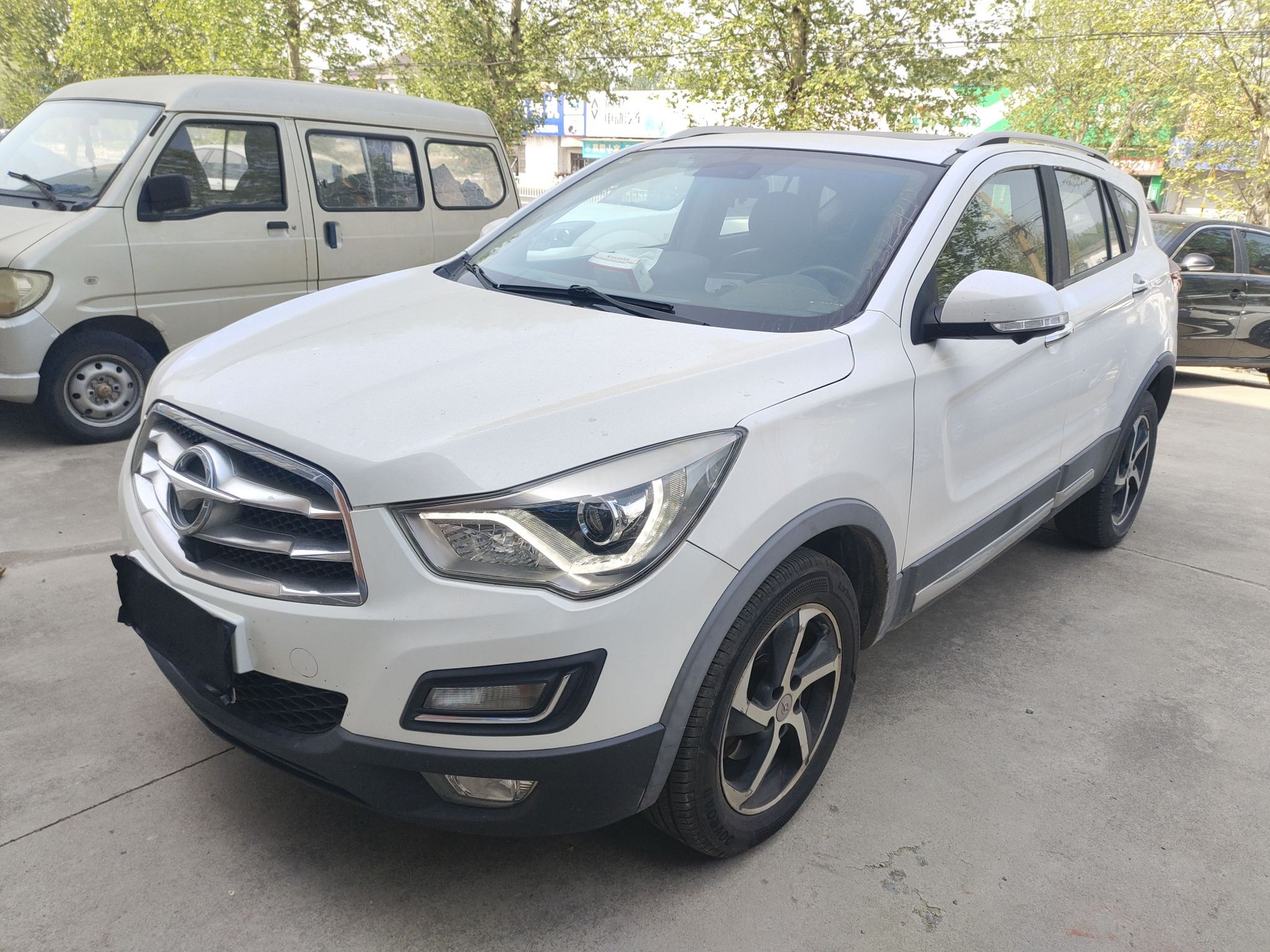 Под передней частью автомобиля