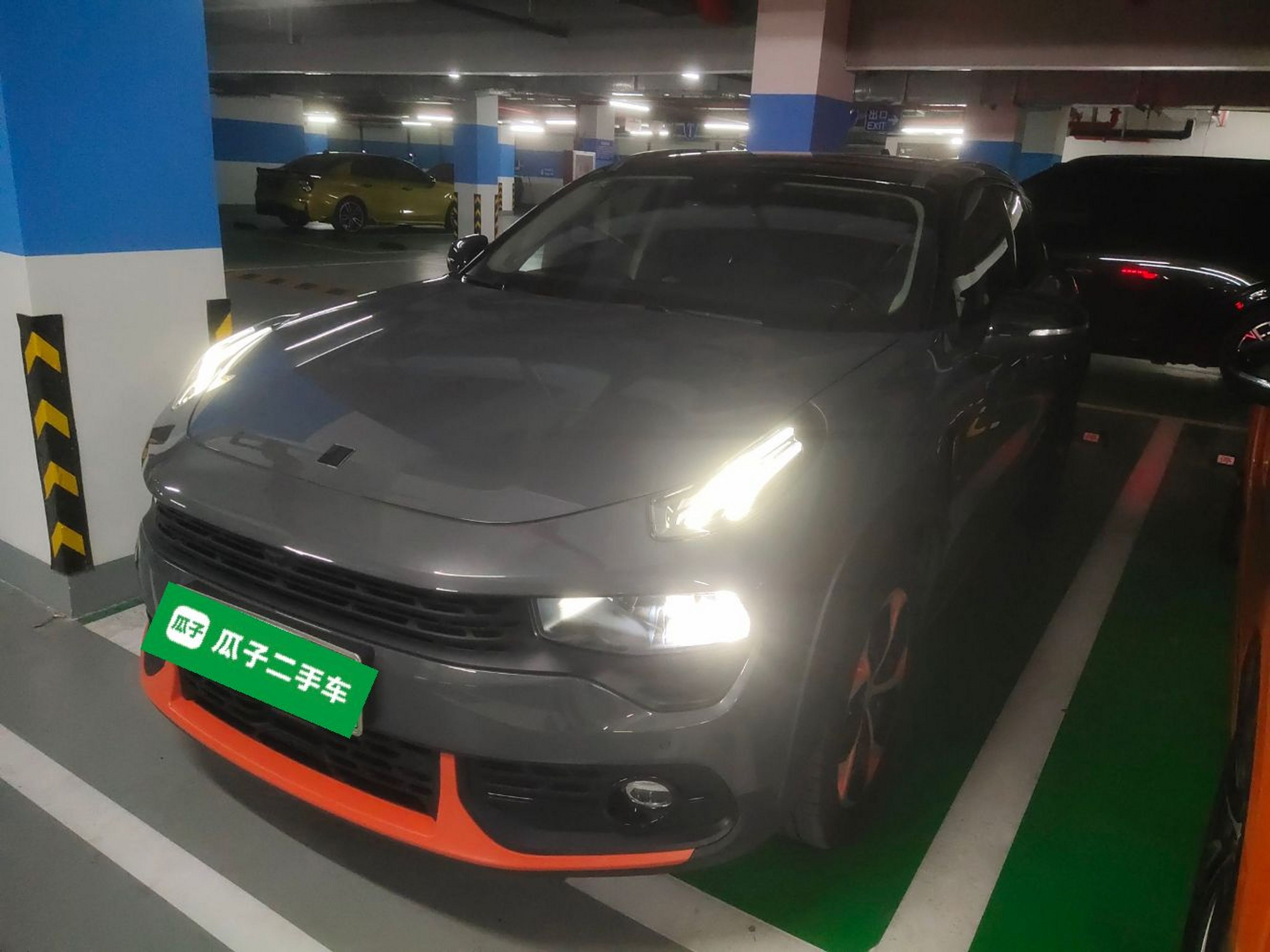 Под передней частью автомобиля