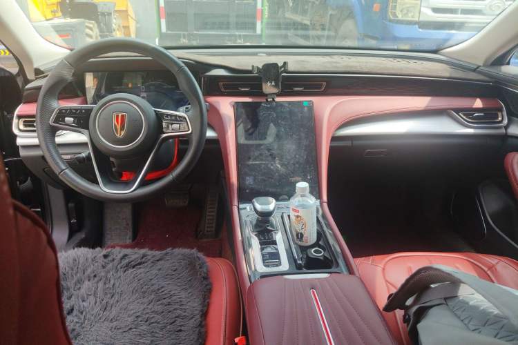 Used Hongqi H5 2024 2.0T Automatic Smart Connect Flagship Edition Center Console