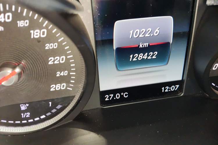 Used Mercedes-Benz C-Class 2015 Revised C 200 L Sport Edition Odometer Close Up