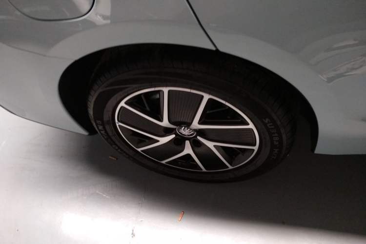 Used BYD Qin L 2025 DM-i Smart Drive 120KM Superior Model Right Rear Wheel Hub