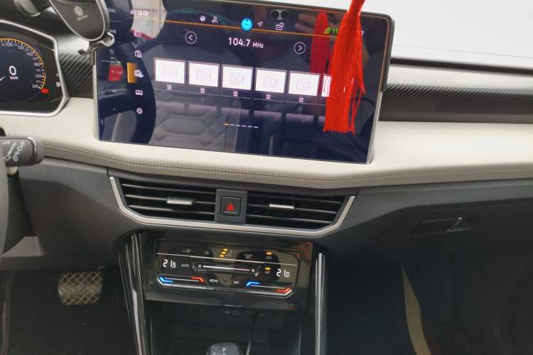 Used Volkswagen Tayron 2024 300TSI Two-Wheel-Drive Luxury Plus Advanced Version Audio And AC Panel