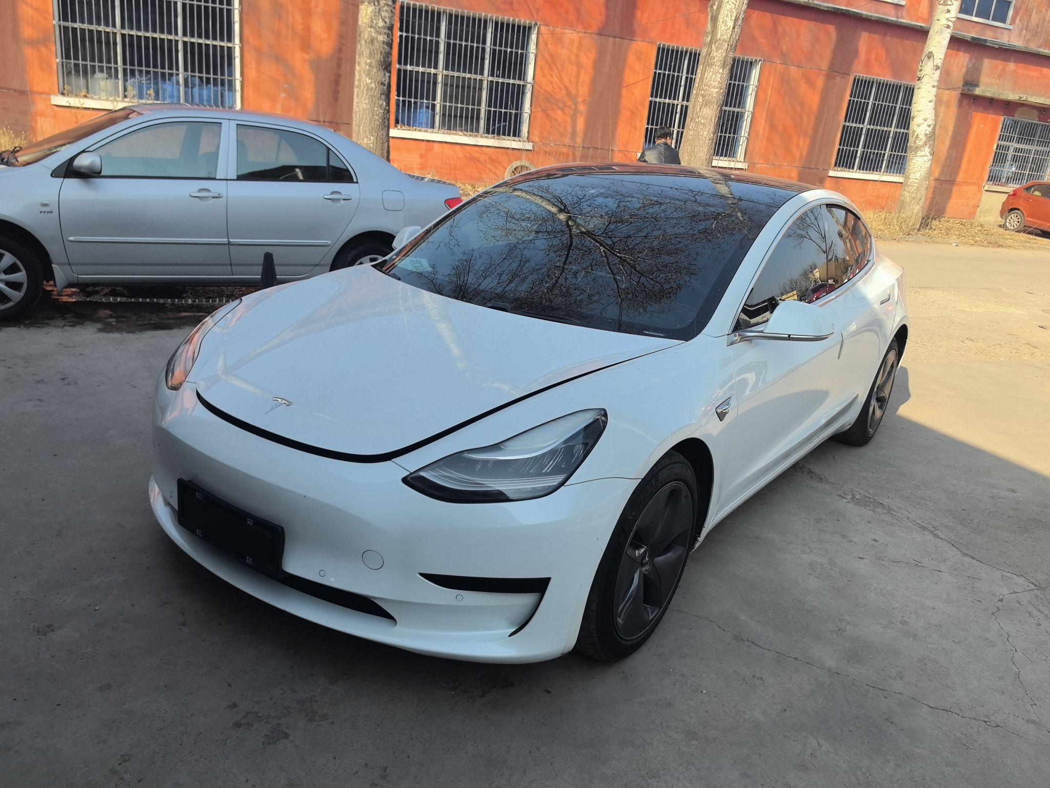 Под передней частью автомобиля