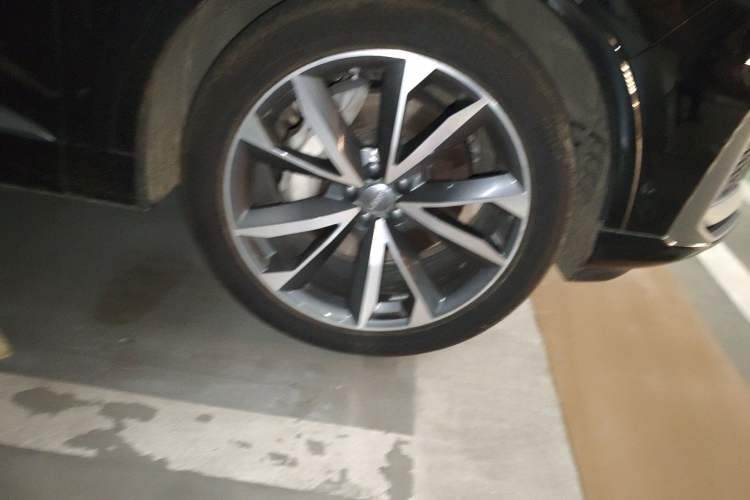 Used Audi Q7 2020 55 TFSI quattro S line sports model Right Front Wheel Hub