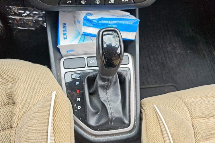 Used Hyundai ix25 2015 1.6L Automatic Two-Wheel-Drive Deluxe DLX Model Gear Lever