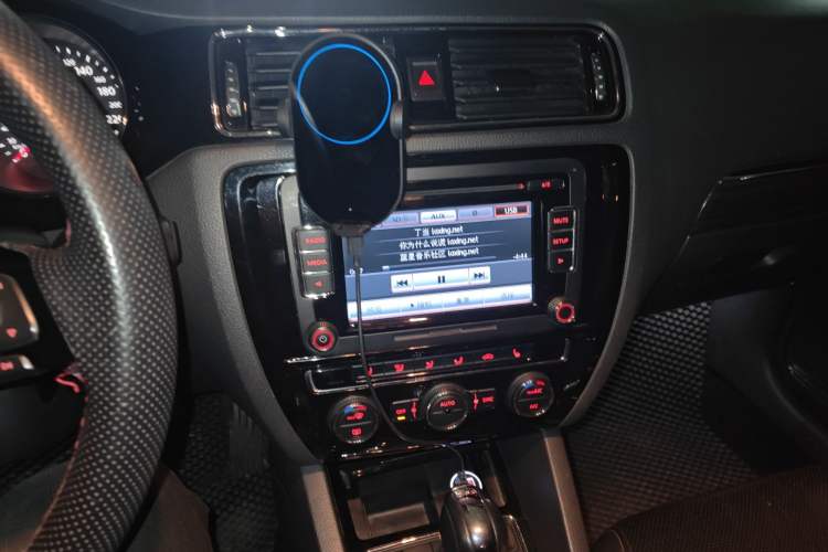 Used Volkswagen Sagitar 2015 230TSI Automatic Luxury Model Audio And AC Panel