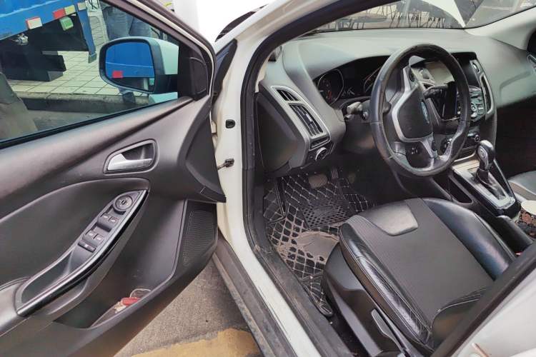 Used Ford Focus 2012 Sedan 1.6L Automatic Fashion Edition Driver Seat