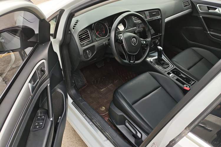 Used Volkswagen Golf 2020 200TSI DSG Comfortable and Ambitious Edition Driver Seat