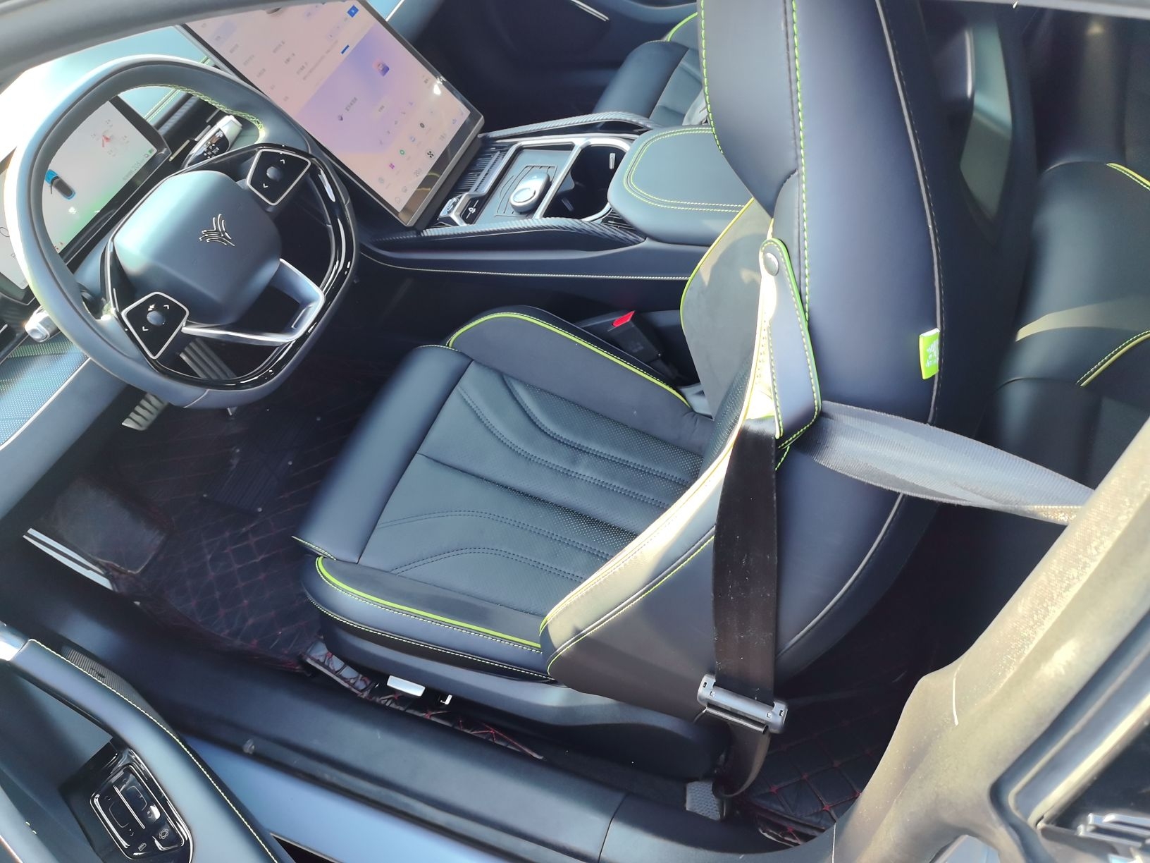 المقاعد الأمامية داخل السيارة