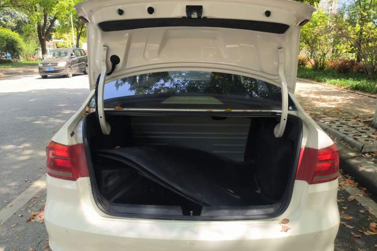 Used Volkswagen Santana 2015 1.6L Manual Comfort Edition Trunk