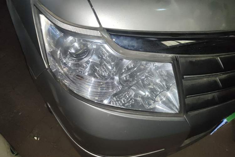 Used Dongfeng Shuaike 2012 2.0L Automatic Luxury 7-Seater Right Front Headlight