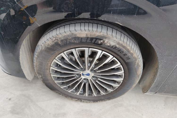 Used Denza D9 2022 DM-i 970 Four-Wheel Drive Flagship Model Left Front Wheel Hub