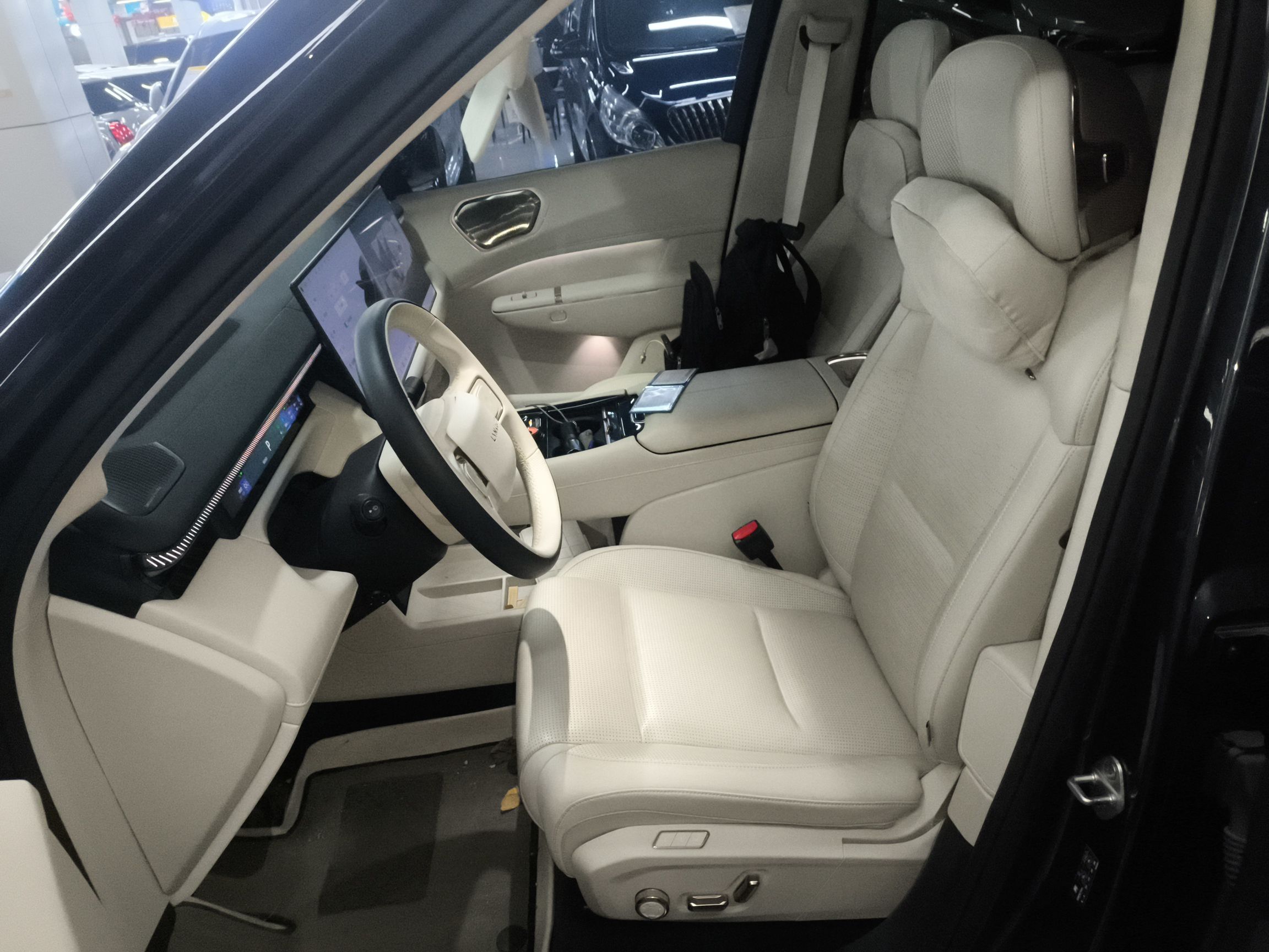 المقاعد الأمامية داخل السيارة