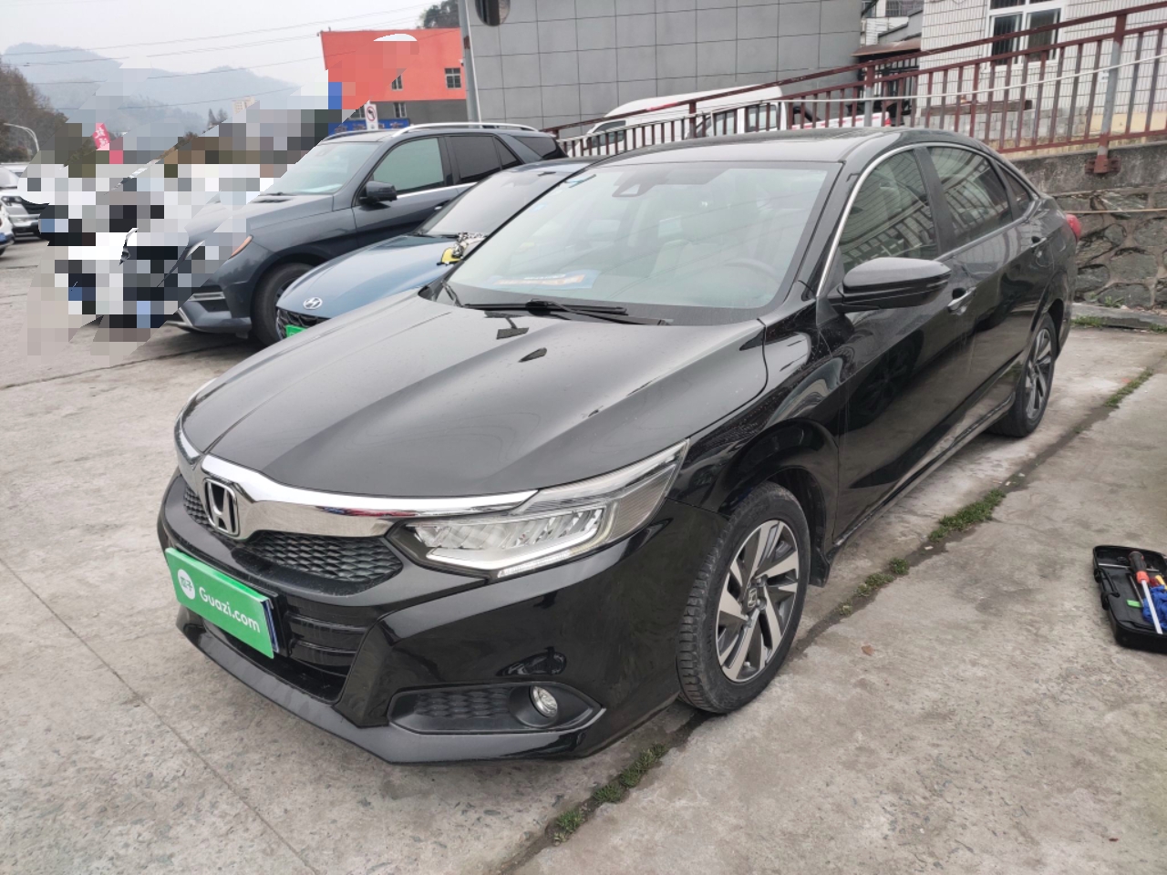 تحت مقدمة السيارة