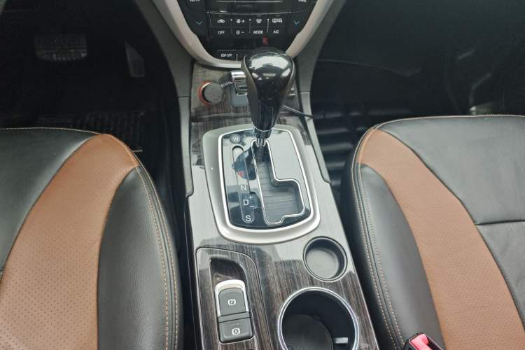 Used GAC Trumpchi GS5 Super 2015 2.0L Automatic Two-Wheel Drive Luxury Navigation Edition Gear Lever