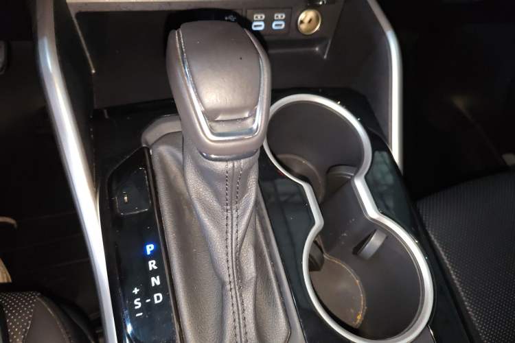 Used Toyota Highlander 2024 2.5L Smart Electric Hybrid Dual-Motor Two-Wheel Drive Luxury Version 7 Seats Gear Lever