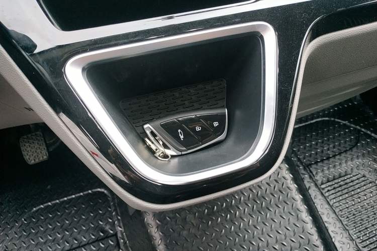 Used SAIC MAXUS Xintu V70 2023 2.0T Elite Edition Automatic Short Wheelbase Low Roof – 5/6 Seats