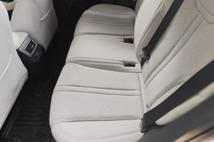 Used BYD Yuan UP 2025 Intelligent Driving Version 401 KM Dynamic Edition Left Rear Seat