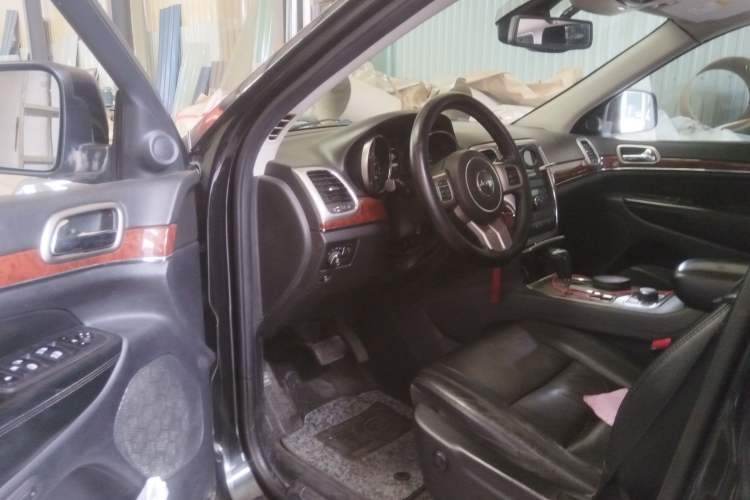 Used Jeep Grand Cherokee 2012 3.6L Luxury Navigation Edition Driver Seat