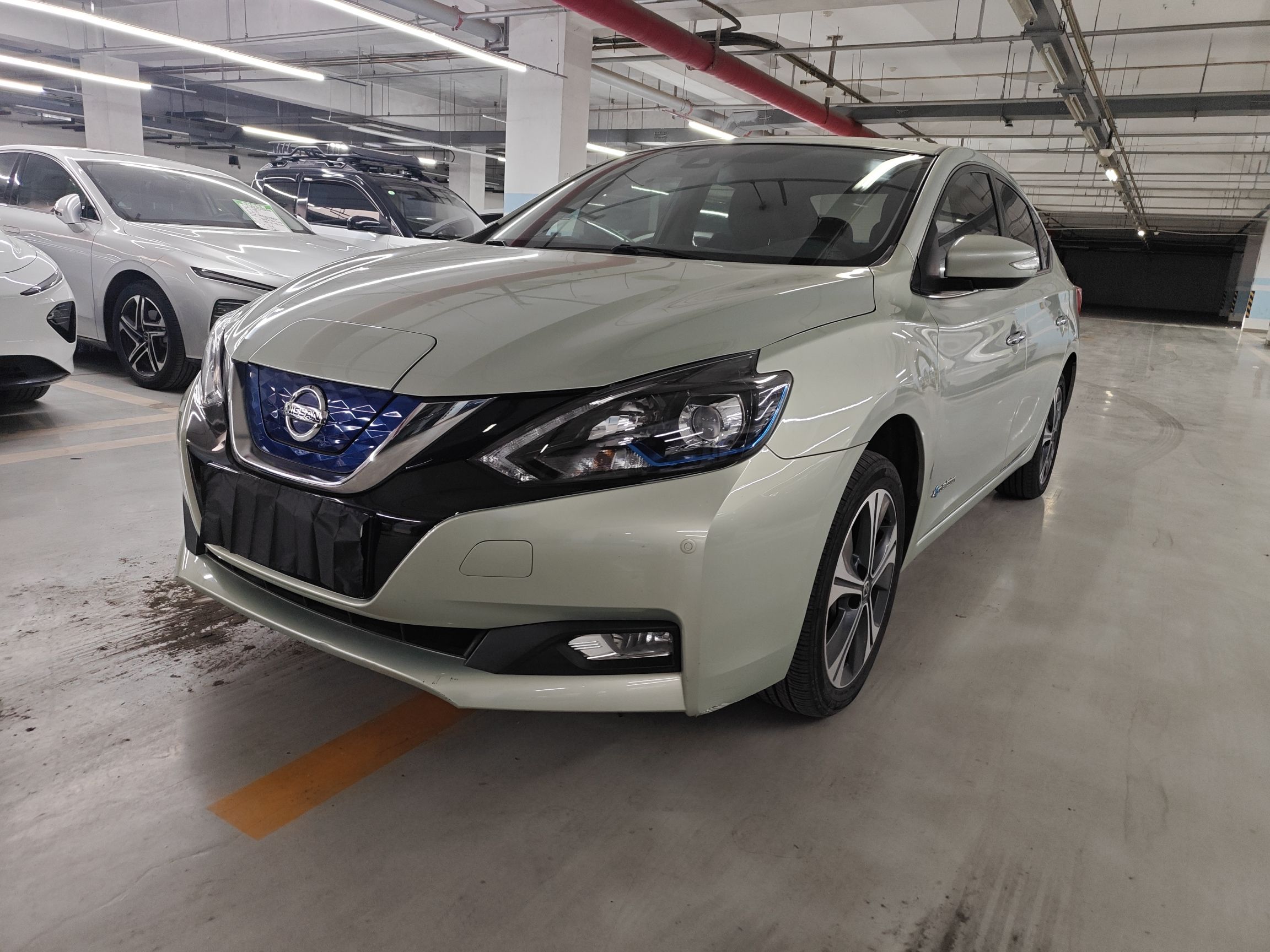 Под передней частью автомобиля