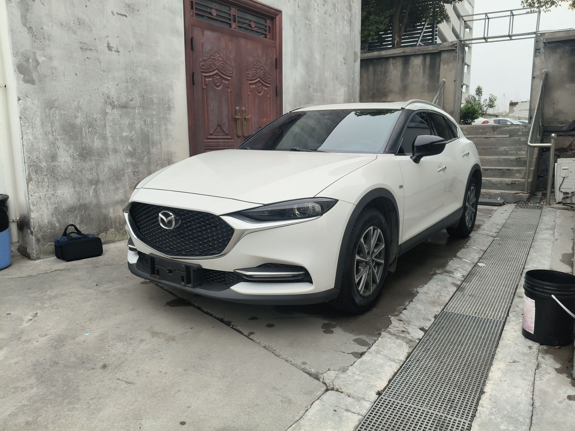 تحت مقدمة السيارة