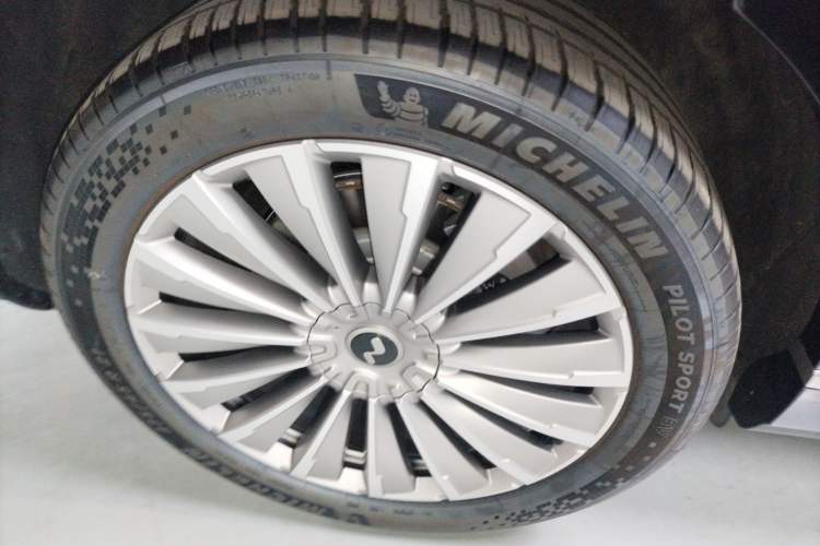 Used ONVO Luxeed L90 2025 Model—Ultra Seven-Seater Version
